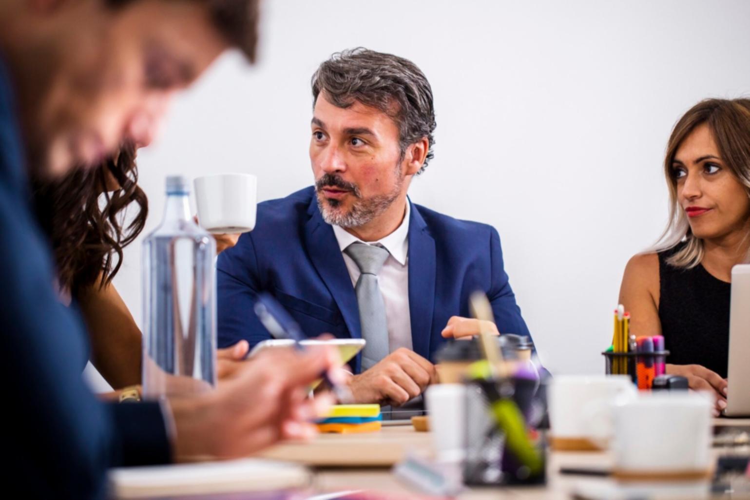 Environnement de travail avec analyses financières et graphiques de données