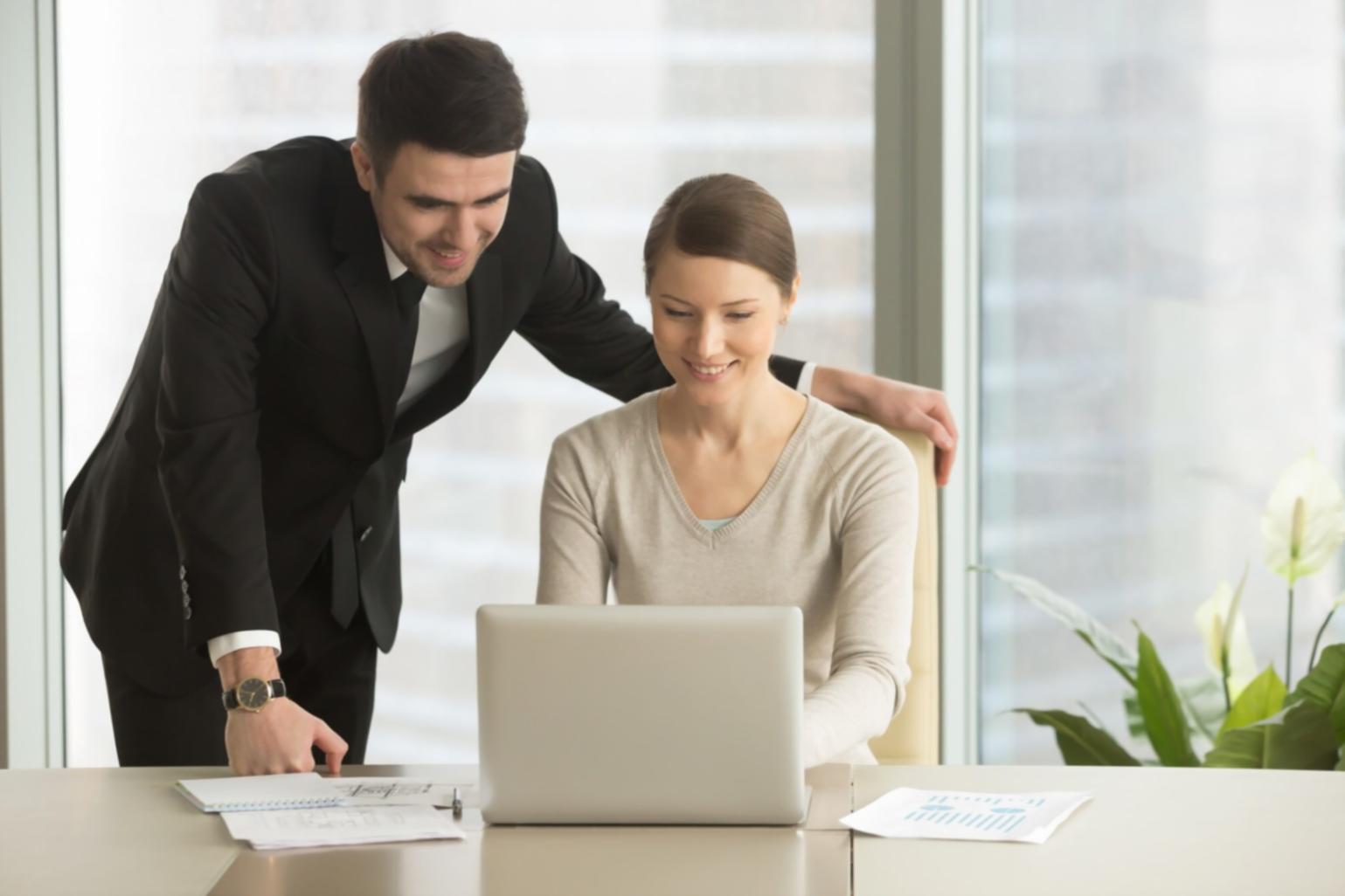 Analystes financiers collaborant sur des projets de modélisation avancée