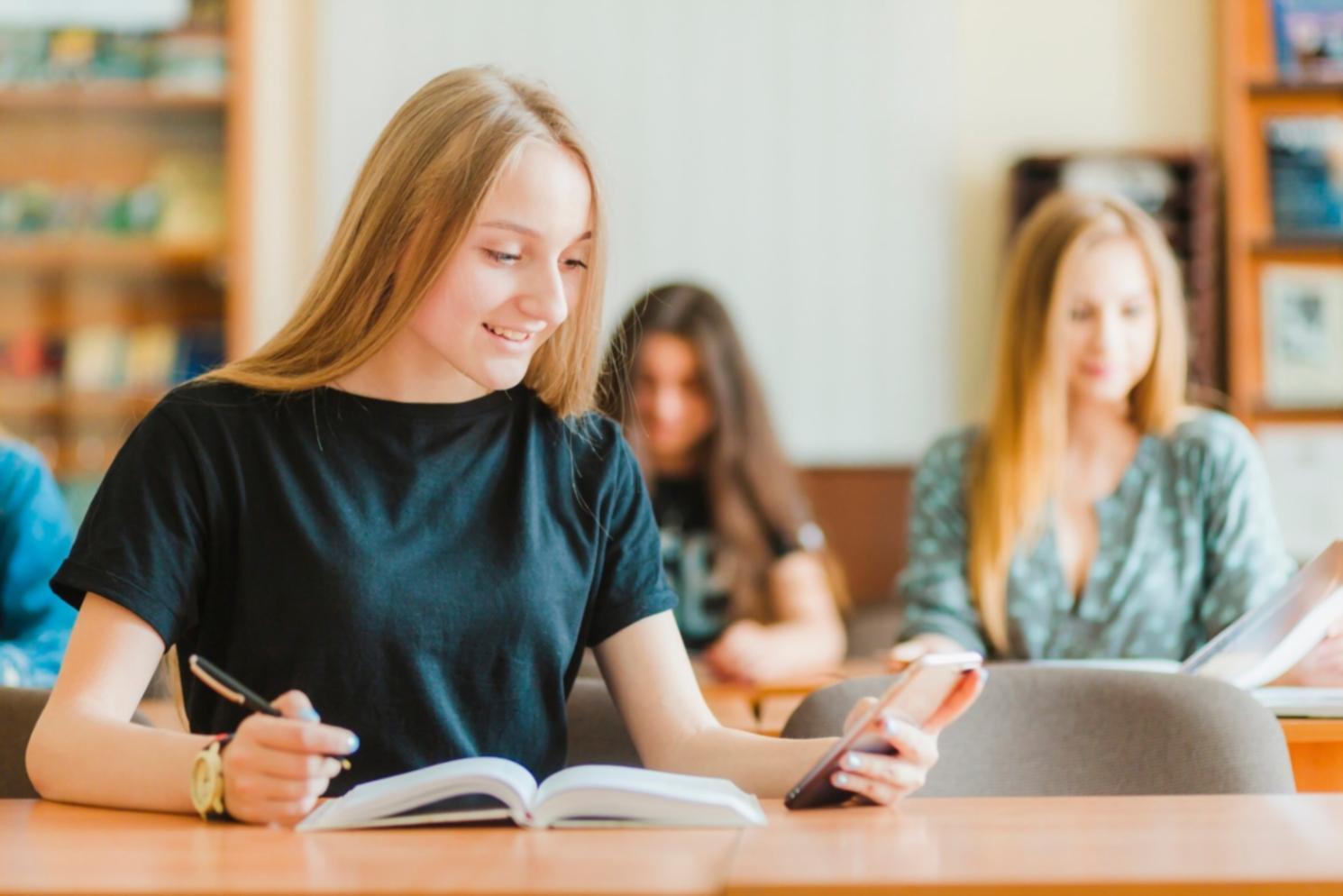 Collaboration professionnelle entre analystes financiers travaillant sur des modèles Excel