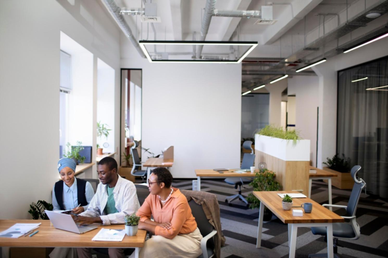 Analyste financier travaillant sur modélisation complexe