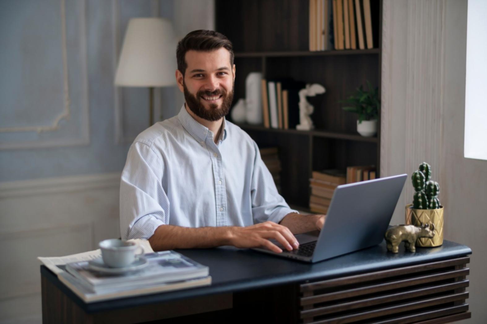 Analyste présentant modèle financier lors d'une réunion stratégique